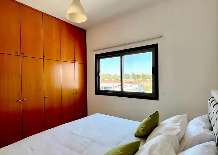 Mackenzie Lara 201 Ларнака